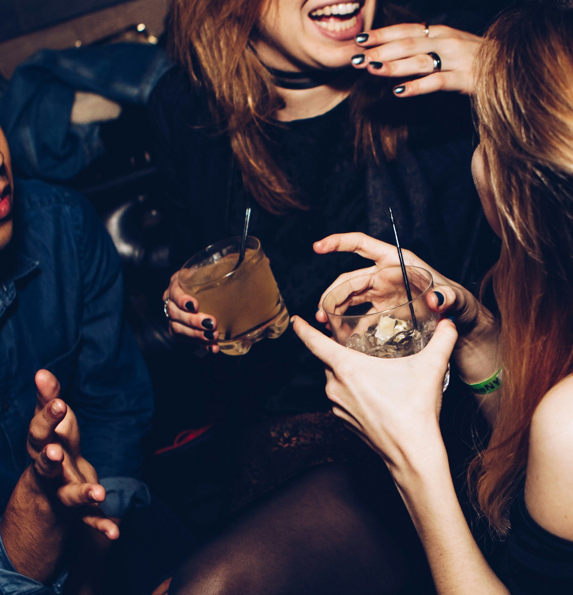 Deux femmes avec verres.jpg