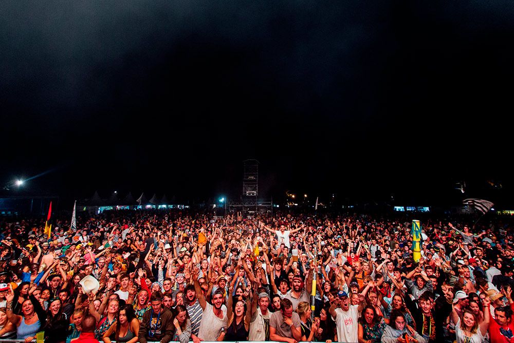 Crowd in front of the main stages at the Festival du Bout du Monde (source : festivalduboutdumonde.com)