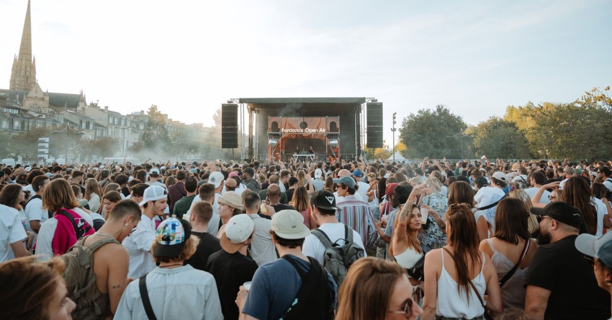 Crowd at an outdoor concert in Bordeaux. (source: quoifaireabordeaux.com)