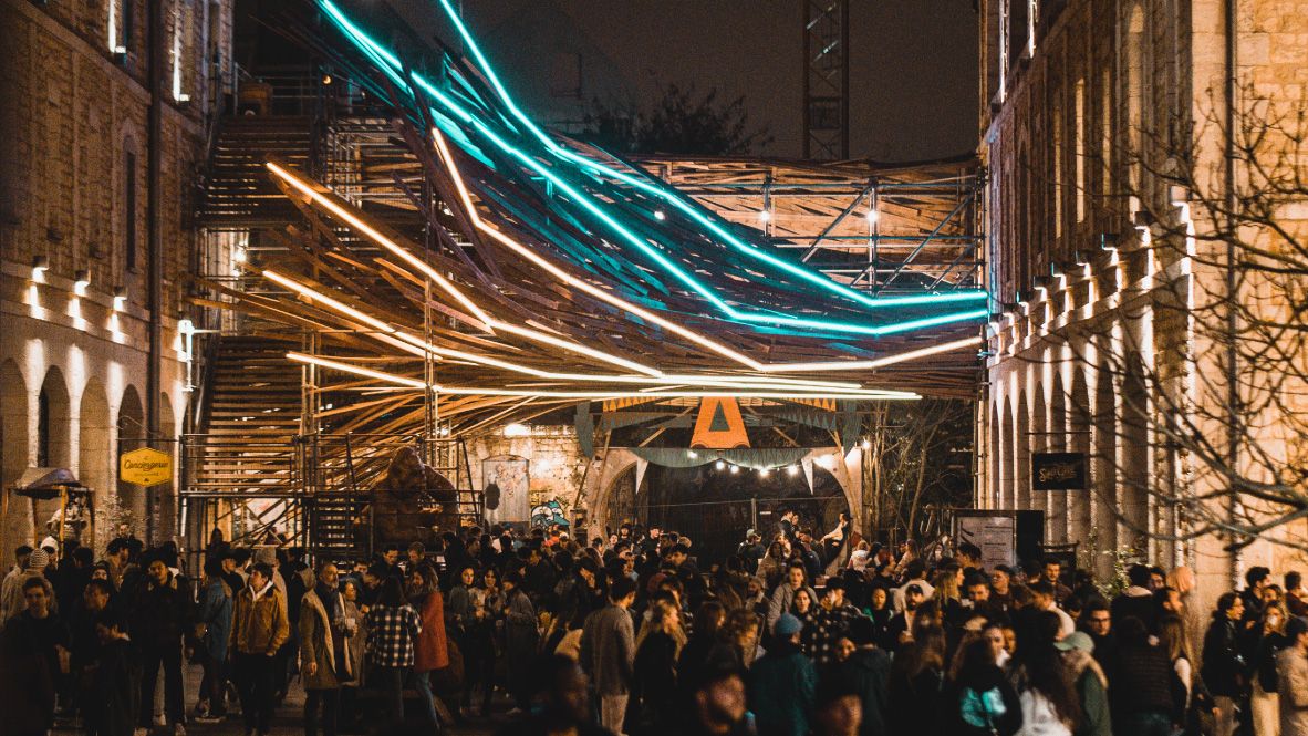 Nighttime crowd at Darwin Bordeaux (source: darwin.camp)