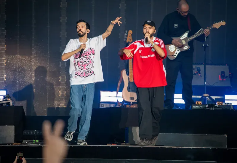 Source: Bigflo & Oli on the main stage of Francofolies 2024. • © Antonin Schvan - Iceboxer for France Télévisions