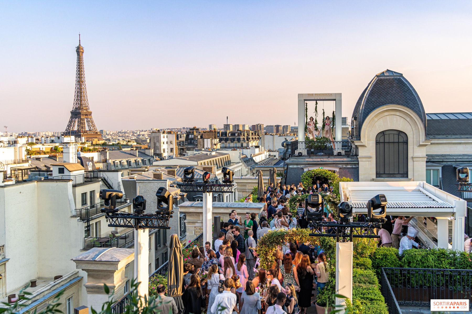 le-rooftop-du-peninsula-paris.jpg (source: sortiraparis.com)